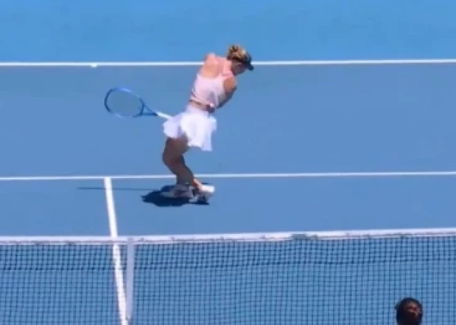 Oi, sāpīgi! "Australian Open" astotdaļfinālā Ostapenko ar bumbiņu trāpa pretiniecei sejā. VIDEO