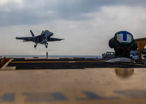 "Boeing F/A-18E Super Hornet" nolaižas uz "USS Abraham Lincoln" aviācijas bāzes kuģa