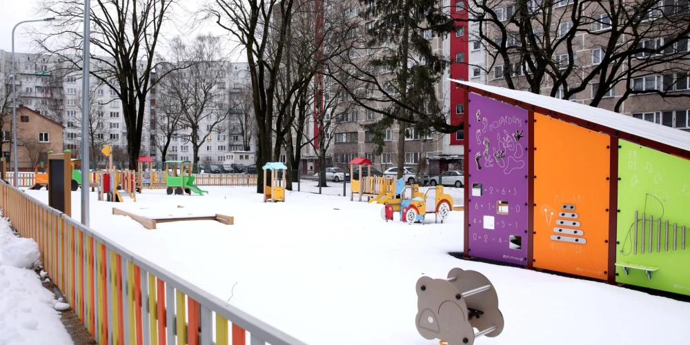 Jaunā pašvaldības bērnudārza Slāvu ielā 19 rotaļu laukums.