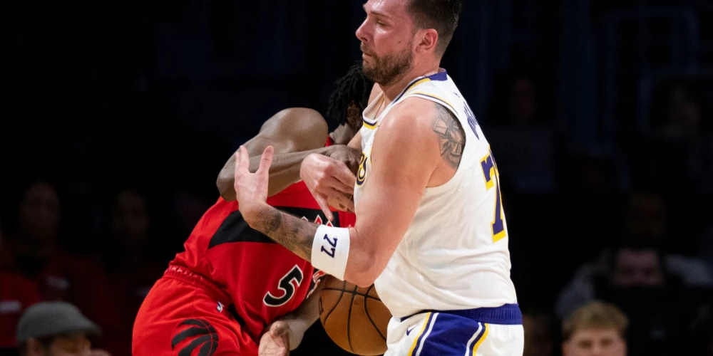 Luka Dončičs un Imanuēls Kviklijs cīnās par bumbu "Lakers" un "Raptors" spēlē, kurā kalifornieši svinēja graujošu uzvaru ar 110:93 (foto: Scanpix / AP)