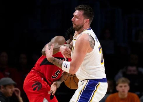 Luka Dončičs un Imanuēls Kviklijs cīnās par bumbu "Lakers" un "Raptors" spēlē, kurā kalifornieši svinēja graujošu uzvaru ar 110:93 (foto: Scanpix / AP)