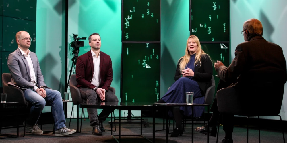 Ar diskusiju cikla “Latvijas formula” formula vadītāju Mārci Auziņu sarunājās Gunita Deksne, Artis Kinēns un Gunārs Kosojs. 