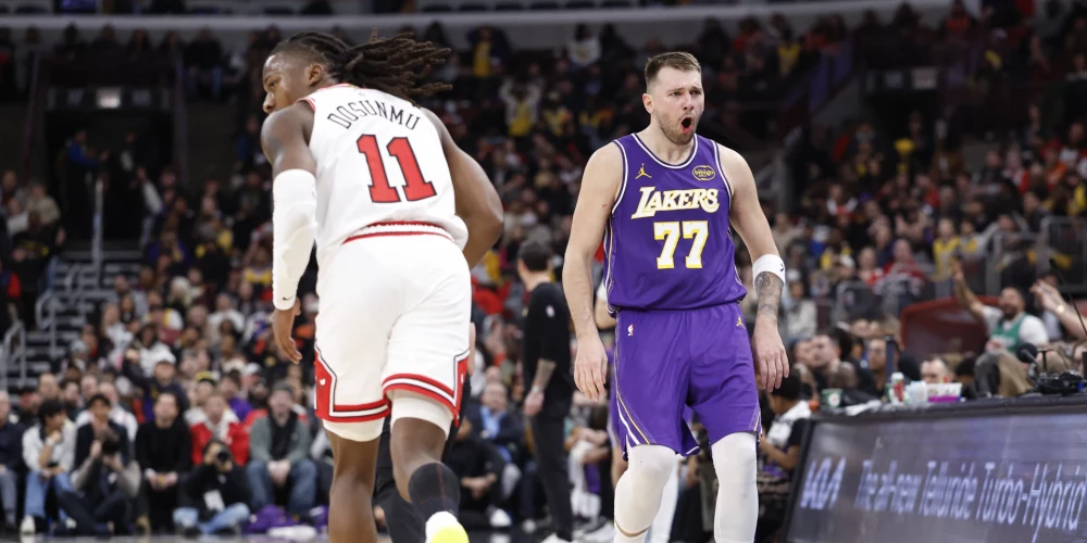 Luka Dončičs (no labās) atzīmē gūto grozu.