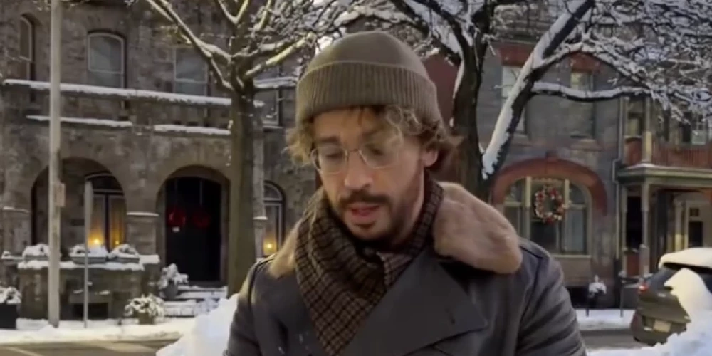 Kadrs no video - Maksims Galkins ar bārdu bauda ziemu.