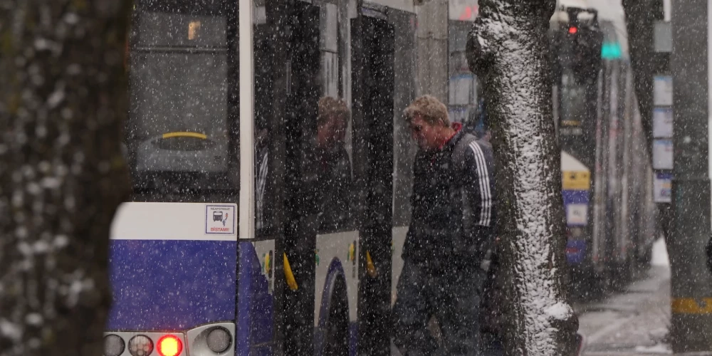 Rīgas Satiksme aicina pasažierus palīdzēt saglabāt siltumu vadītāju kabīnēs ziemā. 