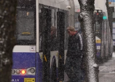 Rīgas Satiksme aicina pasažierus palīdzēt saglabāt siltumu vadītāju kabīnēs ziemā