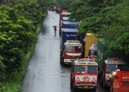 Mumbajā kravas automašīnas brauc uz ostas pusi.