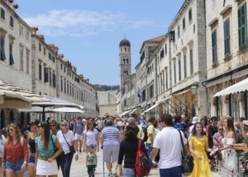 Pūļu apmērus Dubrovnikā bieži salīdzina ar Disnejlendu.