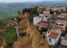 VIDEO pilsēta uz klints malas: Sicīliju pāršalc šausminoši zemes nogruvumi, evakuēti vairāk nekā 1000 cilvēku