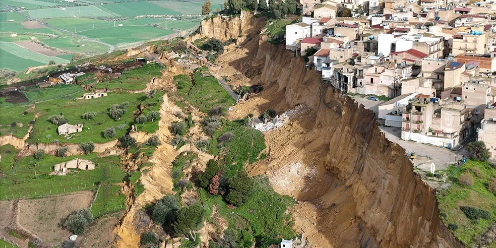 Pēc 4 kilometrus gara zemes nogruvuma Sicīlijas pilsētā Nišemi dzīvojamās mājas šūpojas uz klints malas.