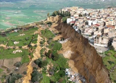 VIDEO pilsēta uz klints malas: Sicīliju pāršalc šausminoši zemes nogruvumi, evakuēti vairāk nekā 1000 cilvēku