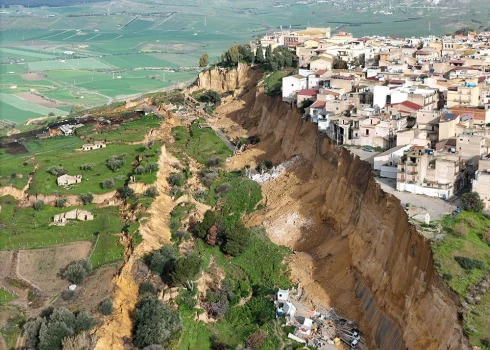 Pēc 4 kilometrus gara zemes nogruvuma Sicīlijas pilsētā Nišemi dzīvojamās mājas šūpojas uz klints malas.