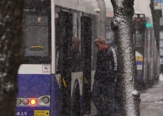 Rīgas satiksme призывает пассажиров пользоваться средними и задними дверями для входа и выхода