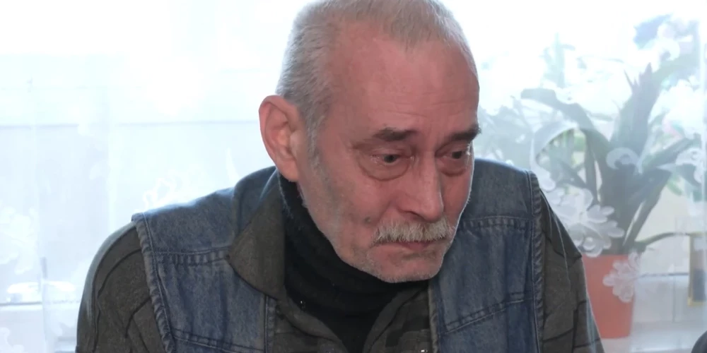 «Я хочу жить в Латвии. Я всю жизнь прожил в Латвии», — со слезами на глазах говорит Андрей, признаваясь, что сожалеет о решении, принятом в 2014 году.