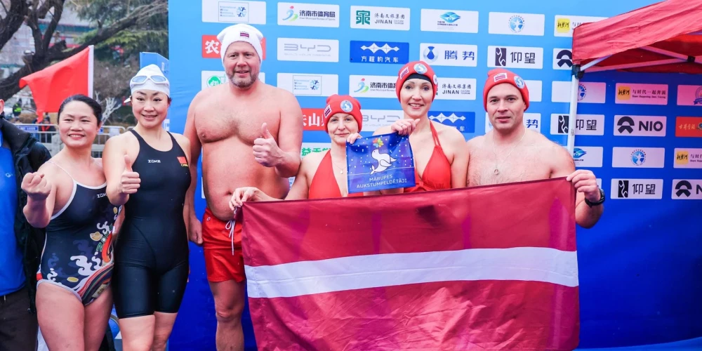 Sportisti startēja daudzpusīgā programmā, demonstrējot izturību gan atklātos ūdeņos, gan baseinā. 