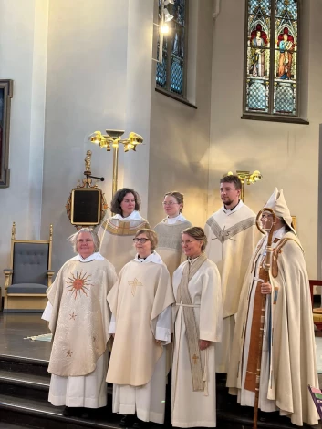 Zviedrijas Baznīcas jaunā mācītāja Anna Galviņa (otrajā rindā – pirmā no labās) un Lūleo bīskape Āsa Nīstrēma (no labās).