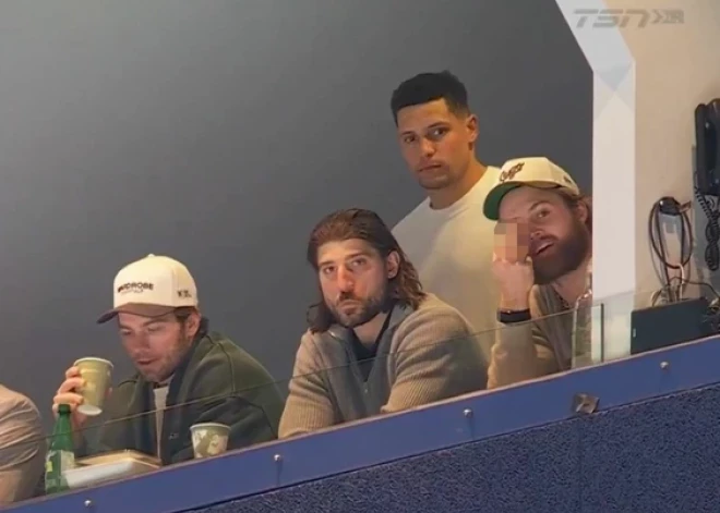 VIDEO: zviedru NHL spīdekli soda par neķītru žestu TV kamerai