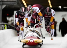 Renārs Grantiņš triumfē arī U-23 pasaules čempionātā četriniekos, pie medaļas tiek arī Amēlija Kotāne