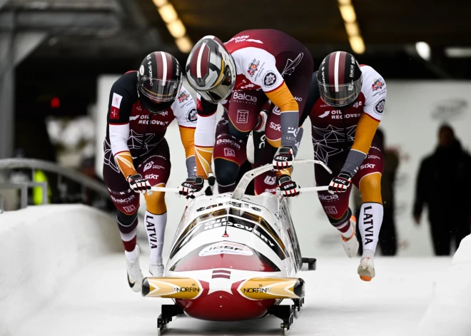 Renārs Grantiņš triumfē arī U-23 pasaules čempionātā četriniekos, pie medaļas tiek arī Amēlija Kotāne