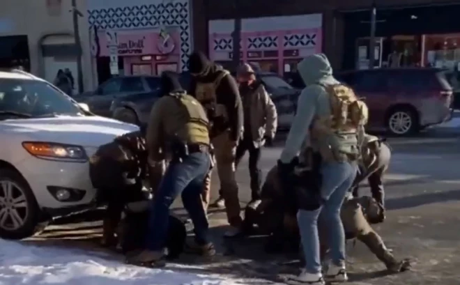 ICE aģenti iesaistās asumos ar Preti un mirkli vēlāk viņu nogalina.