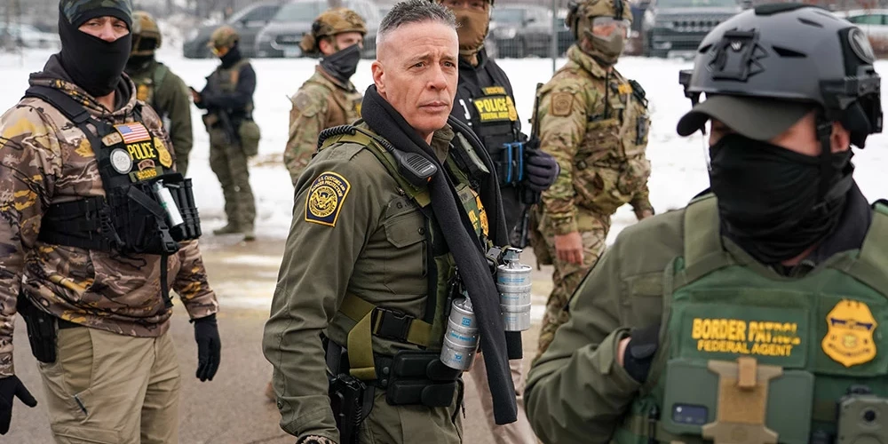 Gregorijs Bovino bija bieži redzams vadām smagi bruņotu federālo aģentu grupas pa pilsētas ielām.