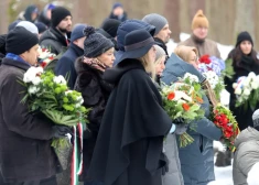 FOTO, VIDEO: Vairāk nekā 100 cilvēku šodien pulcējās Biķernieku memoriālā, lai pieminētu holokausta upurus