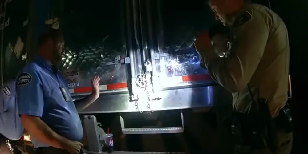 ASV policisti laupīšanas vietā 2022. gada 11. jūlijā (ekrānuzņēmums no video)