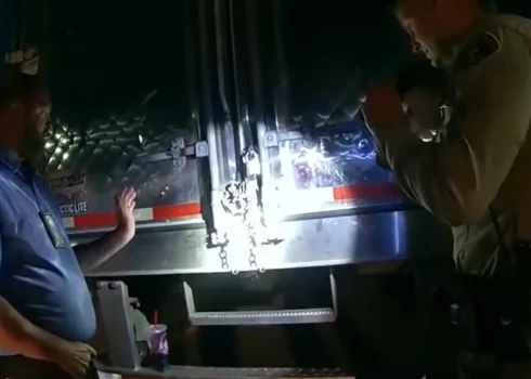 ASV policisti laupīšanas vietā 2022. gada 11. jūlijā (ekrānuzņēmums no video)