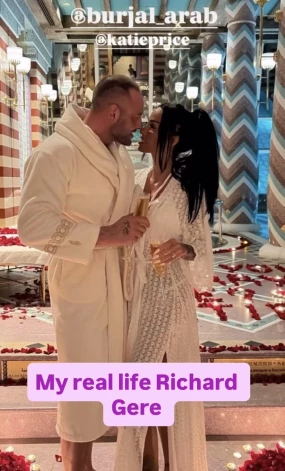 Keitija esot satikusi savu īstās dzīves Ričardu Gīru.