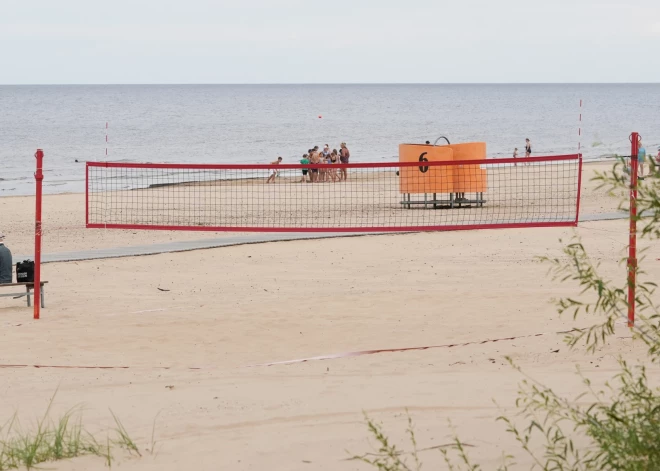На пляжах в Риге и Лиепае собрали окурки. Сделанные после этого выводы оказались интересными
