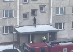 VIDEO: deviņstāvu ēkā Ventspilī izcēlies traģisks ugunsgrēks; 10 cilvēki no nama evakuēti, viens - gājis bojā