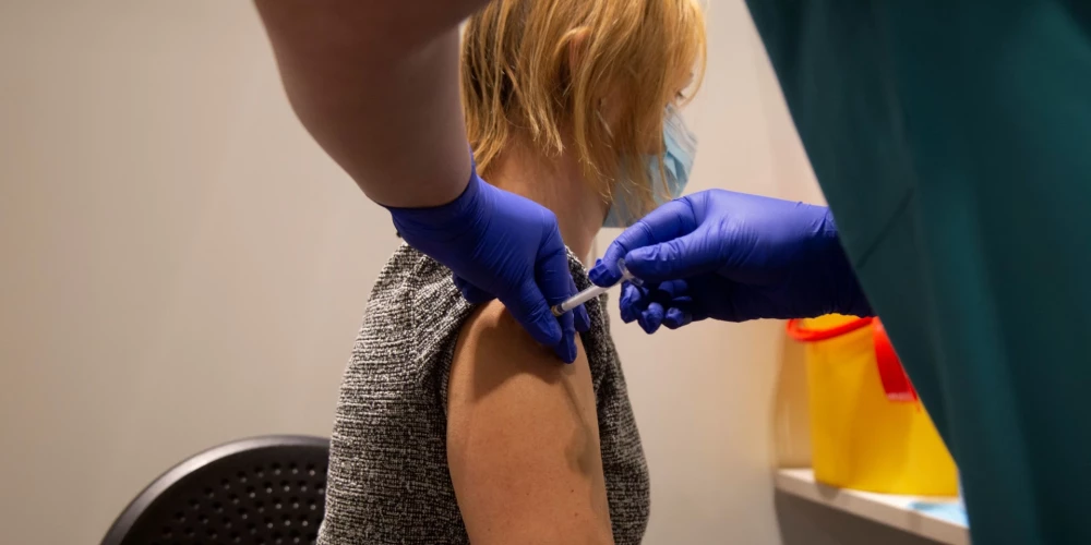 Sociālo un darba lietu komisijā atšķiras viedokļi par farmaceitu tiesībām veikt vakcināciju.