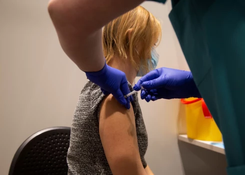 Sociālo un darba lietu komisijā atšķiras viedokļi par farmaceitu tiesībām veikt vakcināciju.