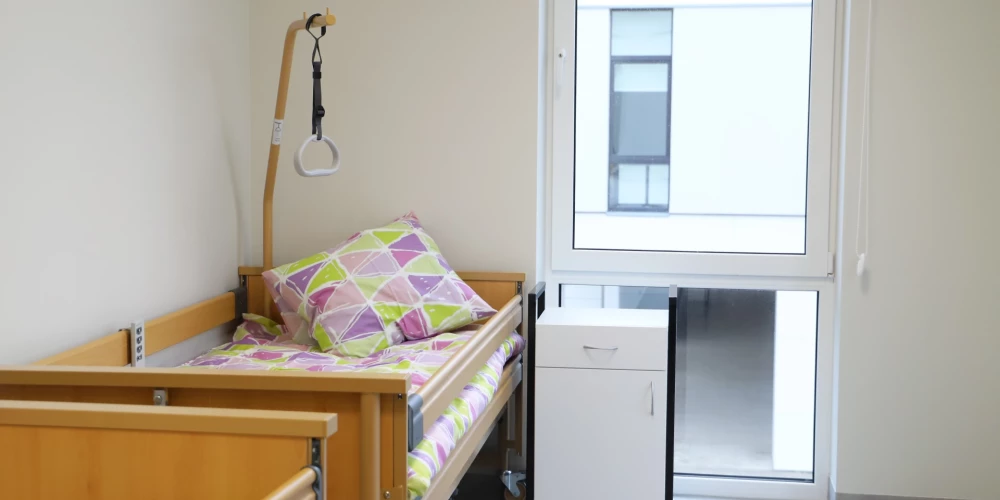 Slimnīcu biedrība ceļ trauksmi: izmaiņas finansēšanas modelī apdraud aprūpi reģionos.