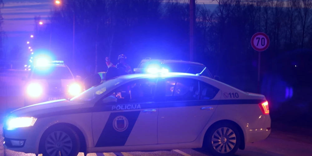 Cilvēki no avārijā iesaistītajiem transportlīdzekļiem izkļuvuši vēl pirms glābēju ierašanās.