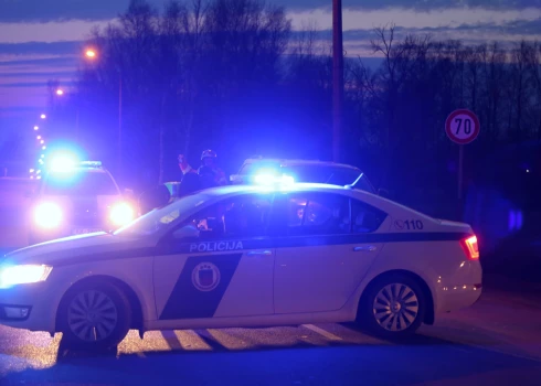 Cilvēki no avārijā iesaistītajiem transportlīdzekļiem izkļuvuši vēl pirms glābēju ierašanās.