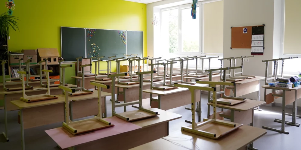 IZM izstrādājusi kritērijus jaunā pedagogu darba samaksas modeļa "Programma skolā" ieviešanai.