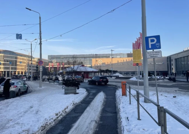На площади у Центрального вокзала Риги появилась регулируемая парковка: первые 10 минут - бесплатно