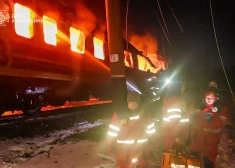 VIDEO: Krievijas droni trāpa pasažieru vilcienam Ukrainā, kurā bija vairāk nekā 200 cilvēku