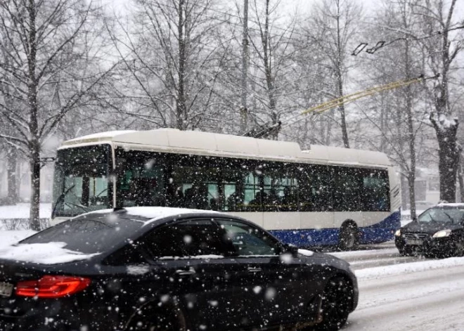 Sniega dēļ Rīgā būtiski kavēta sabiedriskā transporta kustība; pasažieriem jāapbruņojas ar milzu pacietību
