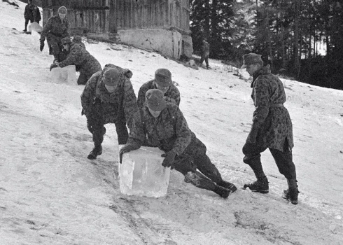 Tā Austrijas karavīri palīdzēja Insbrukai ar sniegu un ledus klučiem.
