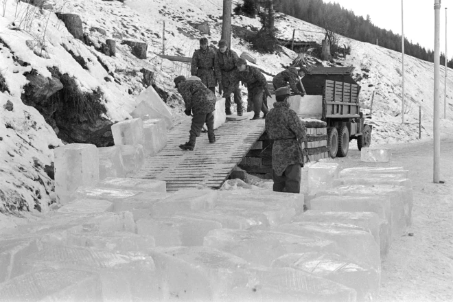 Tā Austrijas karavīri palīdzēja Insbrukai ar sniegu un ledus klučiem.