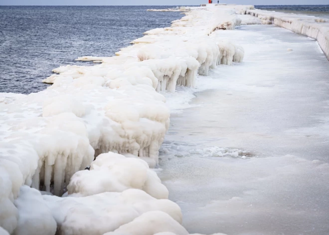 Ziemas spelgonī Mangaļsalas molā izveidojušās brīnumainas ledus skulptūras