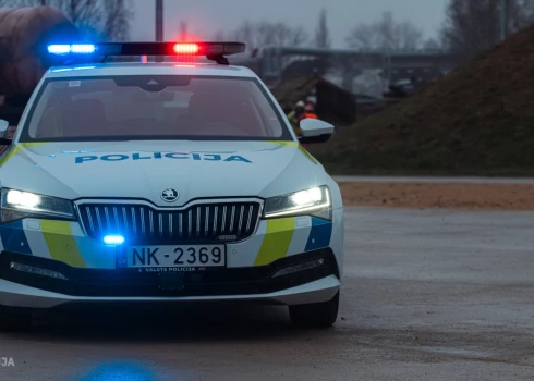Pēc divu vīriešu notriekšanas Valsts policija atgādina par drošību uz ceļa diennakts tumšajā laikā. 