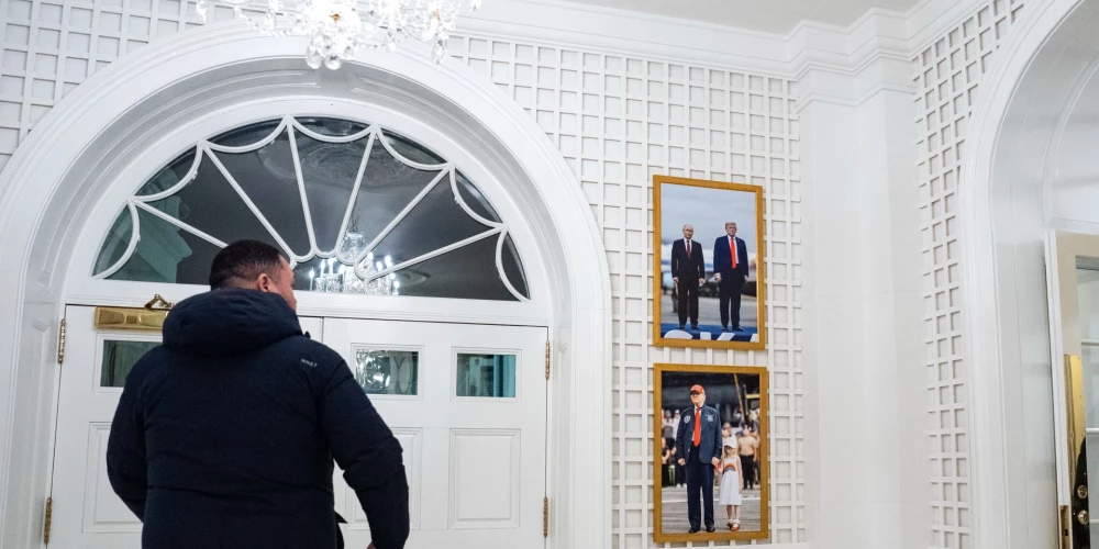 Donalda Trampa un Vladimira Putina fotogrāfija Baltajā namā.