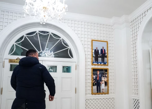 Donalda Trampa un Vladimira Putina fotogrāfija Baltajā namā.