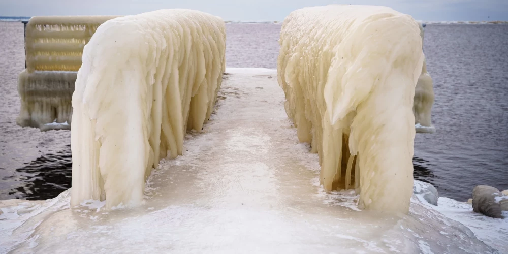 Šajā ziemas spelgonī Mangaļsalas molā izveidojušās brīnumainas ledus skulptūras, kuras brauc aplūkot simtiem rīdzinieku un galvaspilsētas viesu.as pasaku. Apmeklētāji sajūsminās par tur radīto fantastiku.