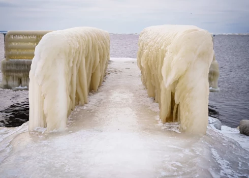 Šajā ziemas spelgonī Mangaļsalas molā izveidojušās brīnumainas ledus skulptūras, kuras brauc aplūkot simtiem rīdzinieku un galvaspilsētas viesu.as pasaku. Apmeklētāji sajūsminās par tur radīto fantastiku.