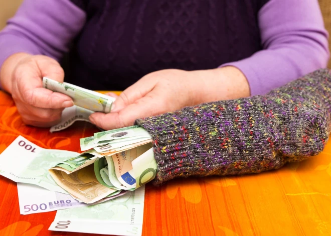 Выяснилось, почему жители Латвии предпочитают хранить деньги в чулках, а не в акциях