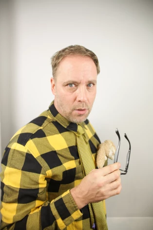 Pirms vairākiem gadiem izrāžu apvienība "Panna" iestudēja humorpilnu pētījumu par vīrieša būtību - "Tētis" ar Aināru Ančevski galvenajā lomā. Izrāde ar lieliem panākumiem bija skatāma daudzās Latvijas pilsētās, un kopš tā laika “tētis” jau ir krietni izaudzis.